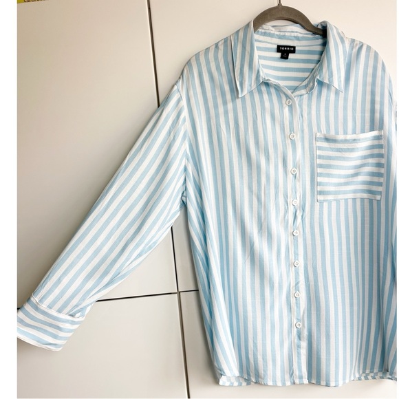 Torrid Blue and White Button Down Shirt Blouse Size 0 Resort Coastal Vacation - Picture 2 of 6
